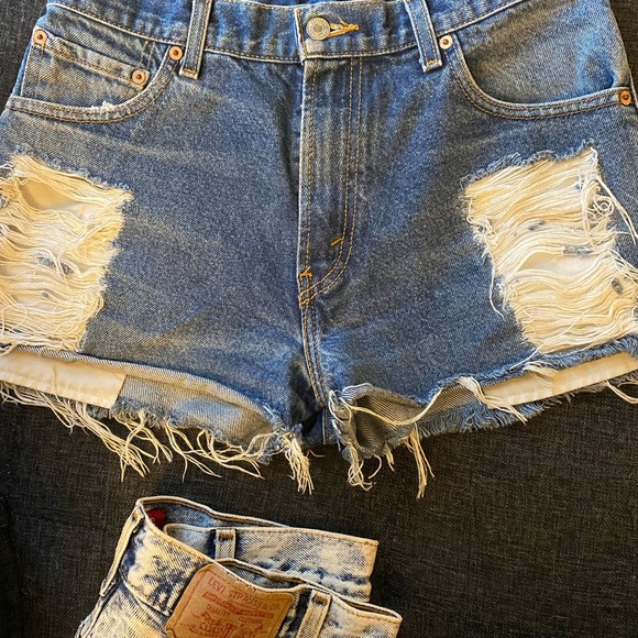 SOLD Levi jean shorts, both size 4, vintage style, no damage - Picture 2 of 7